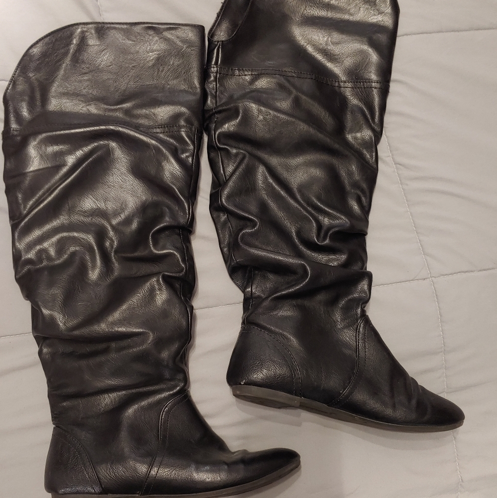 Women's knee-high wide calf boot size 9